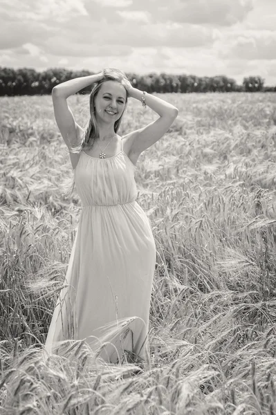 Blonde woman in the summer field — Stock Photo, Image