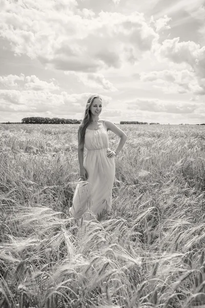 Femme blonde dans le champ d'été — Photo