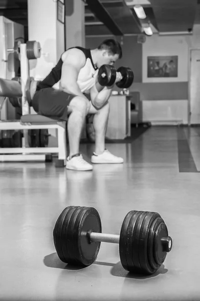 Hombre haciendo ejercicio con pesas — Foto de Stock