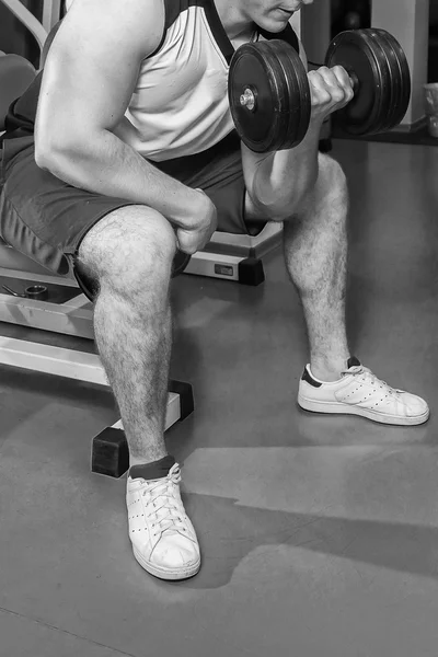 Hombre haciendo ejercicio con pesas —  Fotos de Stock