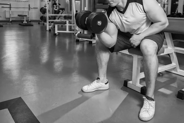 Hombre haciendo ejercicio con pesas —  Fotos de Stock