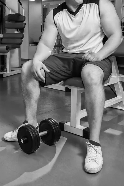 Hombre haciendo ejercicio con pesas —  Fotos de Stock