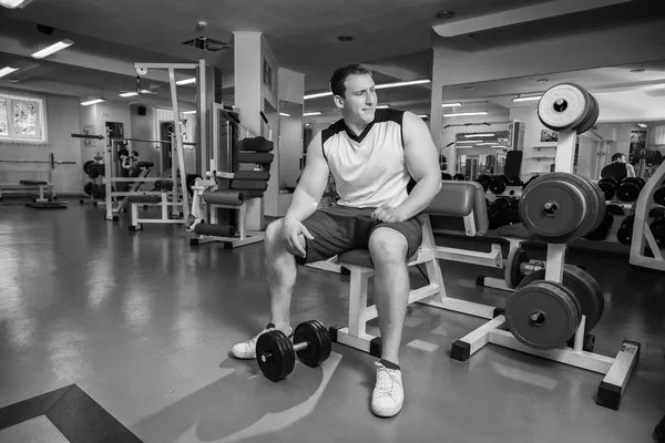 Man working out with dumbbells — Stock Photo, Image