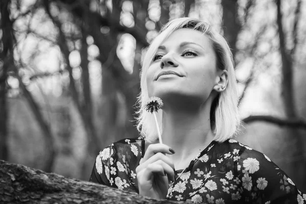 Mujer romántica sobre fondo de la naturaleza — Foto de Stock