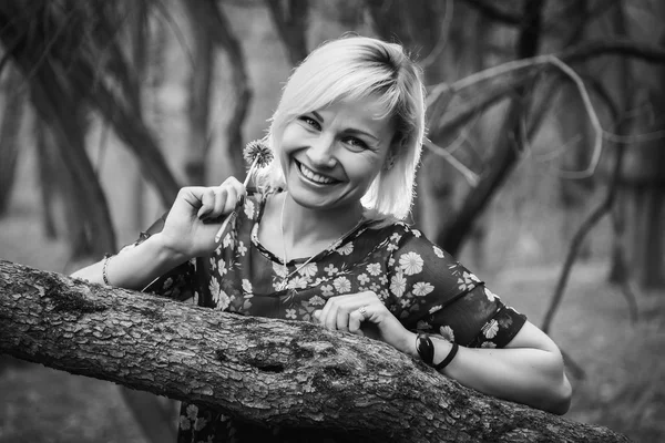 Mujer romántica sobre fondo de la naturaleza — Foto de Stock