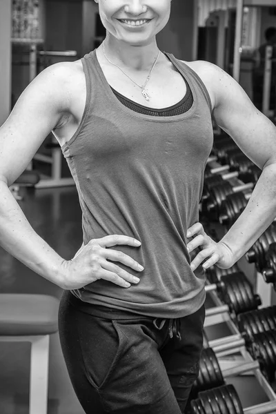 Mujer fuerte posando en el gimnasio —  Fotos de Stock