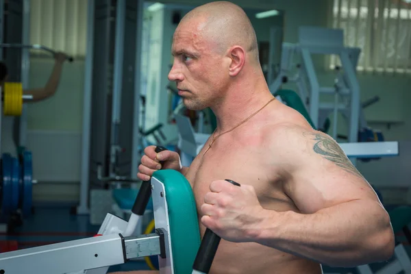 Entrenamiento de hombre en simulador — Foto de Stock