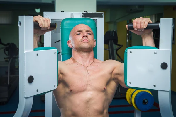 Treinamento de homem em simulador — Fotografia de Stock