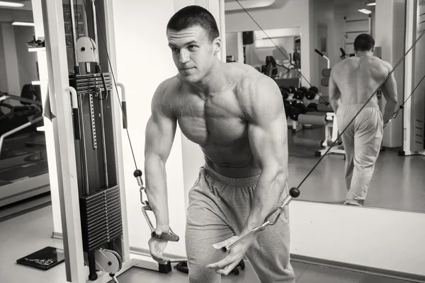 Muscular man working out with weights — Stock Photo, Image