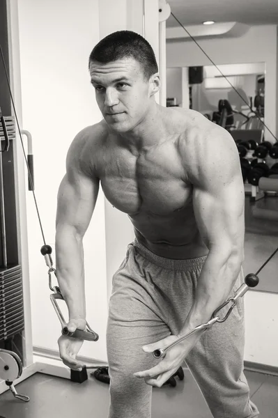 Muskulöser Mann, der mit Gewichten trainiert — Stockfoto