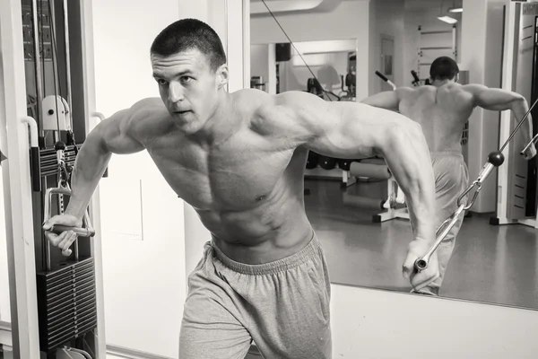 Muscular man working out with weights — Stock Photo, Image