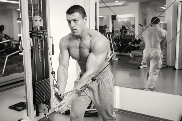 Uomo muscolare che lavora con i pesi — Foto Stock