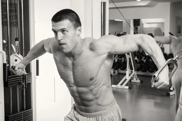 Muscular man working out with weights — Stock Photo, Image