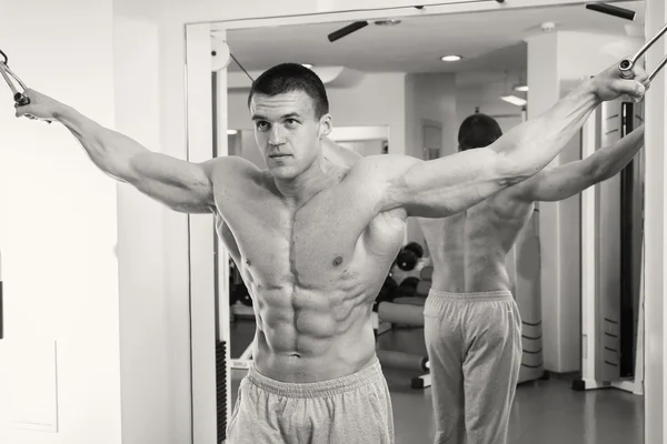 Hombre musculoso haciendo ejercicio con pesas — Foto de Stock