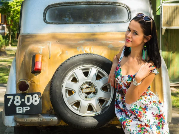 Brunett kvinna nära vintage bil — Stockfoto