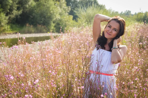 Kvinna i fältet sommaren — Stockfoto