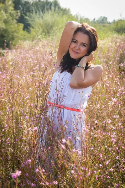 Femme dans le champ d'été — Photo