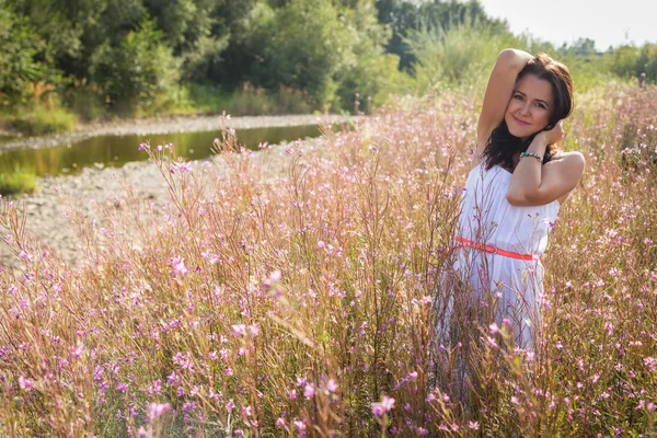 Donna nel campo estivo — Foto Stock