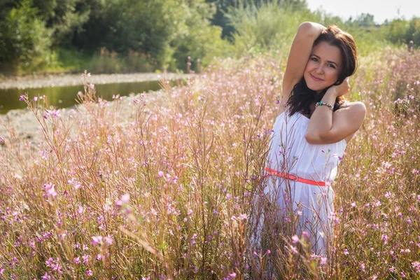 Kobieta w polu lato — Zdjęcie stockowe