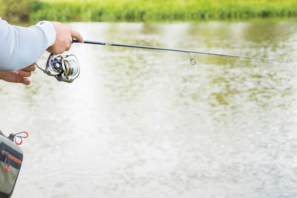 Pescador en la orilla del río — Foto de Stock