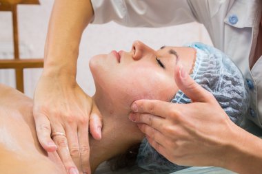 güzel bir kadın ile yüz maskesi