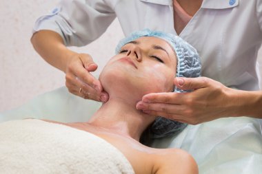 güzel bir kadın ile yüz maskesi