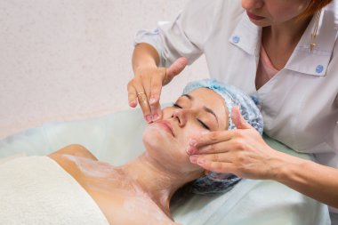 güzel bir kadın ile yüz maskesi