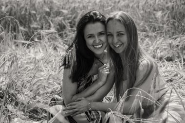 Kızlar bir buğday alanında daimi.