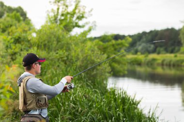 Nehir kıyısındaki balıkçı