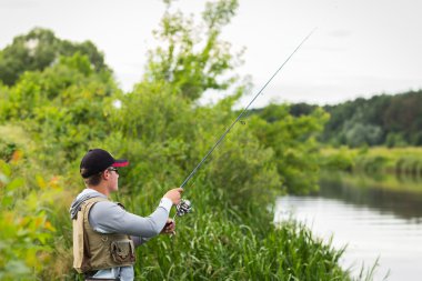 Nehir kıyısındaki balıkçı