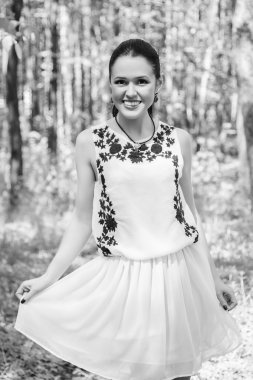 Bir esmer bir ormandaki portresi.