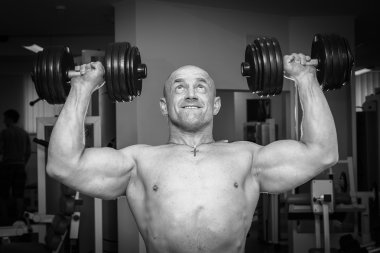 Spor salonunda çalışan adam.