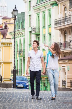 Kız ve adam Avrupa şehirleri sokaklarında.