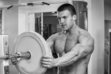 spor salonunda egzersiz erkek uygun.