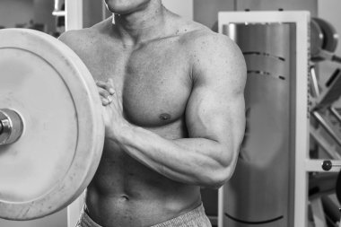 Spor salonunda erkek atlet.