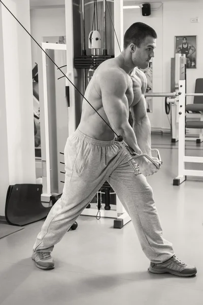 负重锻炼的肌肉男 — 图库照片