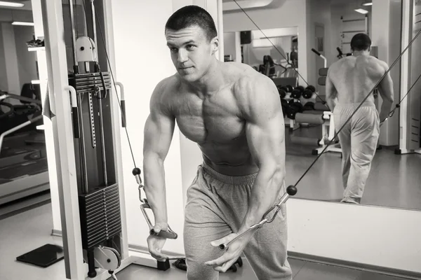 Hombre musculoso haciendo ejercicio con pesas —  Fotos de Stock