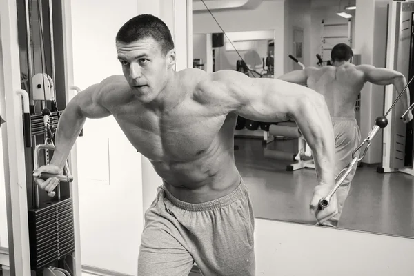 Hombre musculoso haciendo ejercicio con pesas —  Fotos de Stock