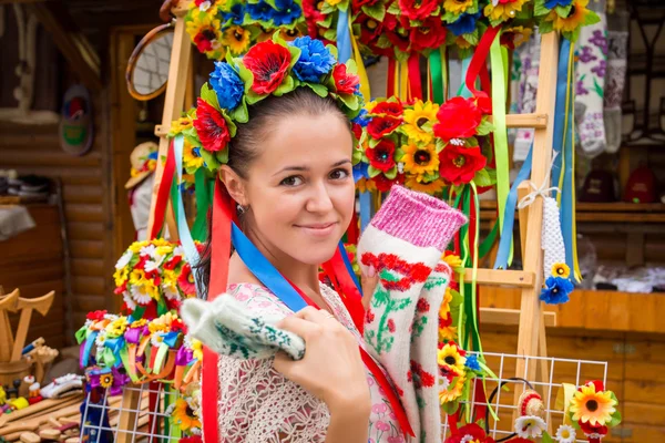 Chica ucraniana en una corona de flores — Foto de Stock