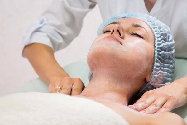 Bella donna con maschera facciale — Foto Stock