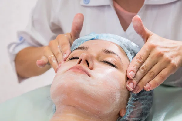 Mooie vrouw met gezichtsmasker — Stockfoto