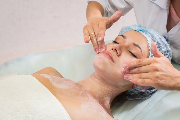 Bella donna con maschera facciale — Foto Stock