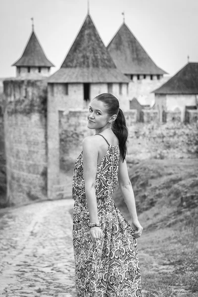 Woman standing near the  ancient castle. — Stock Photo, Image