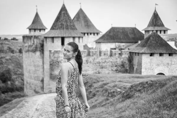 Mulher de pé perto do castelo antigo . — Fotografia de Stock