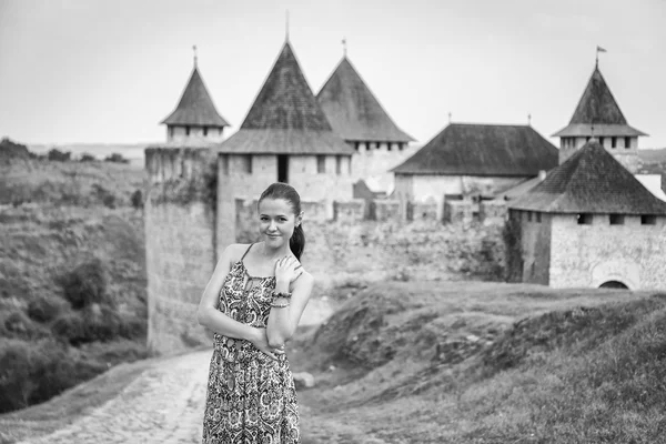 Mulher de pé perto do castelo antigo . — Fotografia de Stock