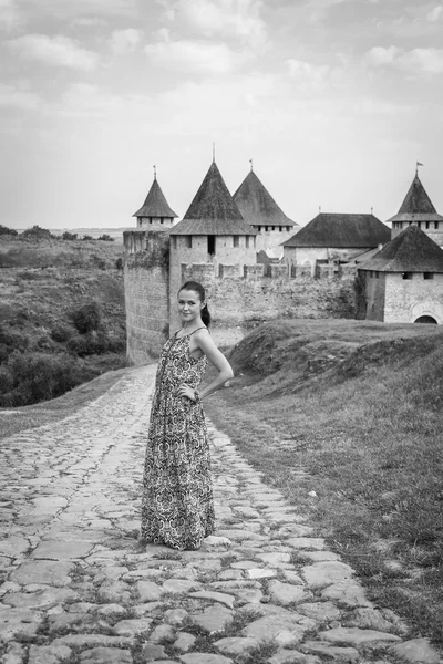 Woman standing near the  ancient castle. — Stock Photo, Image