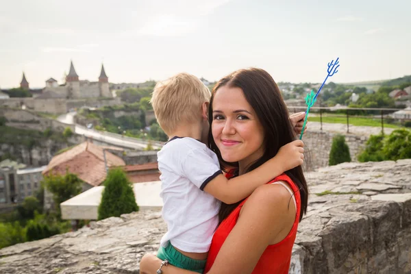 Mamma och son resor. — Stockfoto