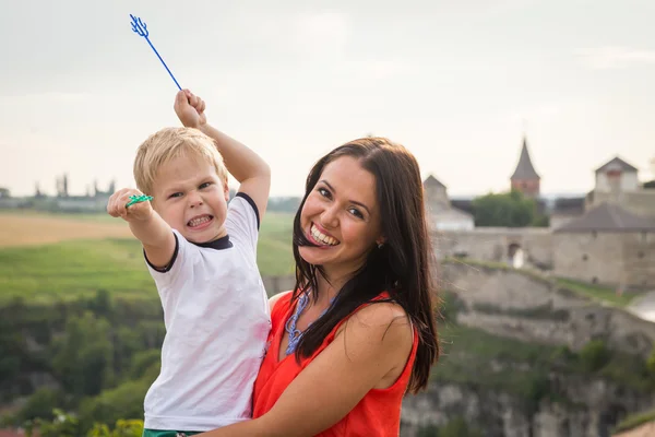 Mom and son travel. — Stock Photo, Image