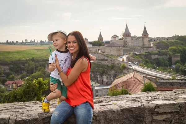 Máma a syn cestování. — Stock fotografie