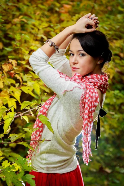 Retrato jovem mulher no parque de outono . — Fotografia de Stock